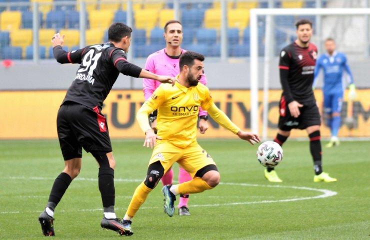 Süper Lig: MKE Ankaragücü: 0 - Gençlerbirliği: 0 (İlk yarı)