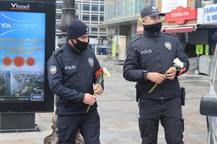 Motosikletçilerden polislere karanfil
