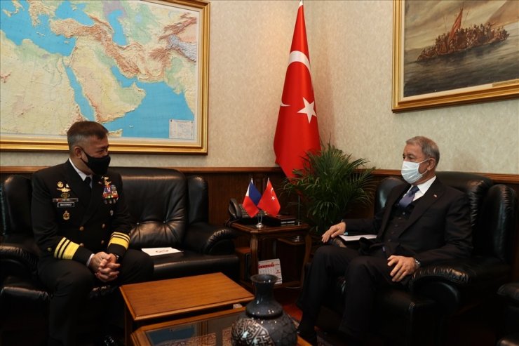 Bakan Akar, Filipinler Deniz Kuvvetleri Komutanı’nı kabul etti