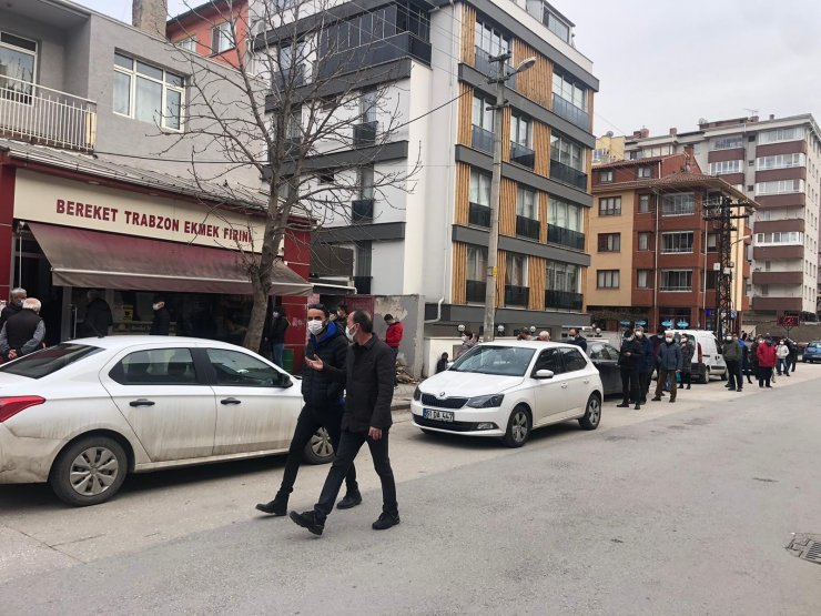 Ramazan’ın ilk günü pide kuyruğu