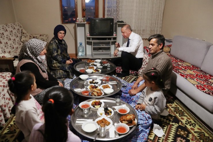 Cumhurbaşkanı Erdoğan ve eşi Emine Erdoğan, iftarda bir vatandaşın evine konuk oldu