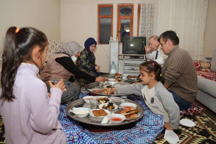 Cumhurbaşkanı Erdoğan ve eşi Emine Erdoğan, iftarda bir vatandaşın evine konuk oldu