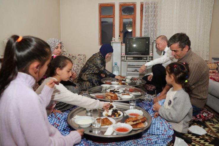 Cumhurbaşkanı Erdoğan ve eşi Emine Erdoğan, iftarda bir vatandaşın evine konuk oldu