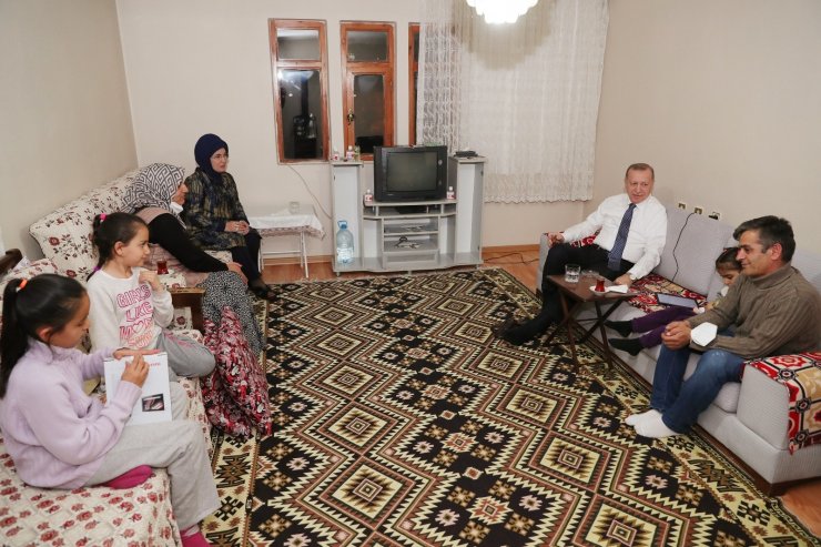 Cumhurbaşkanı Erdoğan ve eşi Emine Erdoğan, iftarda bir vatandaşın evine konuk oldu