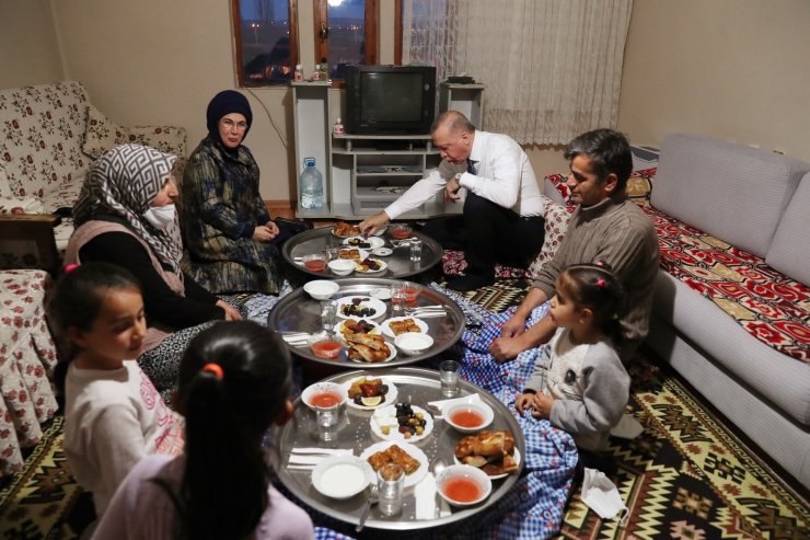 Cumhurbaşkanı Erdoğan ve eşi Emine Erdoğan, iftarda bir vatandaşın evine konuk oldu