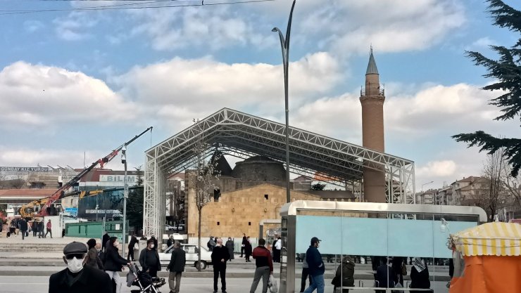 Tadilatı bitmedi, mahyası asıldı