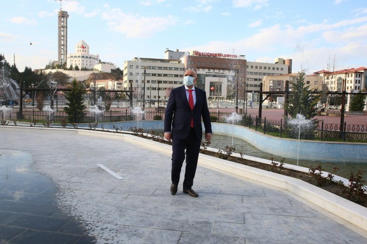 Havalar ısındı, Türk Dünyası Su ve Gül Meydanı canlandı