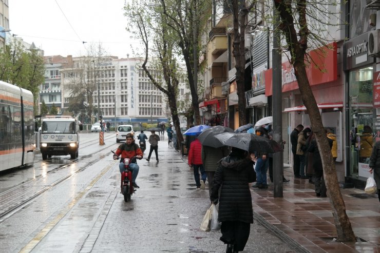 Eskişehir’de yeni hafta yağmurla başladı