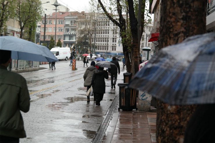 Eskişehir’de yeni hafta yağmurla başladı