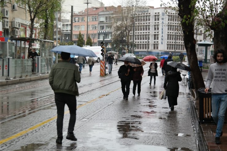 Eskişehir’de yeni hafta yağmurla başladı