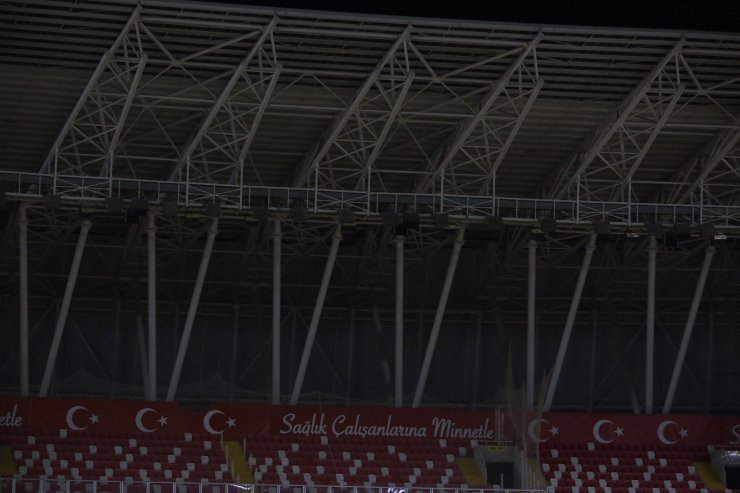 Sivasspor - Beşiktaş maçında ışıklar söndü, maç durdu