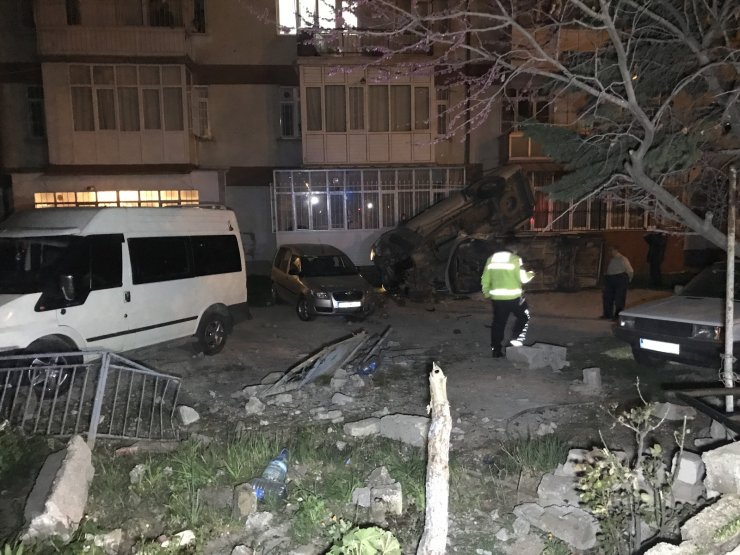 Alkollü sürücü önce 2 araca ardından apartmana çarptı, gülerek aracından eşyalarını istedi