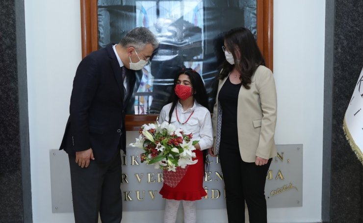 Vali Ayyıldız şiir yarışmasını kazanan öğrenciye ödülünü verdi