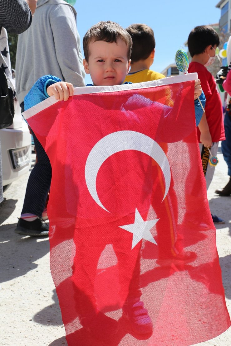 Sivrihisar Belediyesi bayram otobüsüyle çocuklara hediye dağıttı