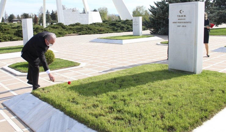 TBMM Başkanı Şentop’tan Devlet Mezarlığı’na ziyaret