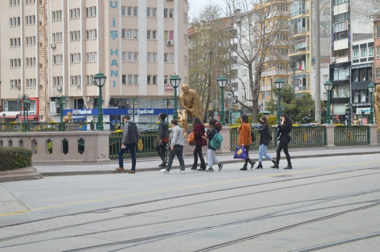 Eskişehir’de kısıtlamayı hiçe sayanlar Porsuk Çayı kenarına akın etti