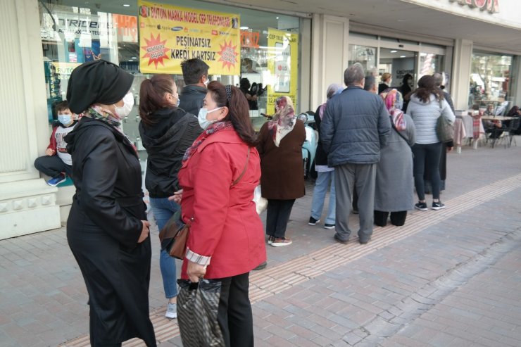 Evde geçecek bayram için mağazaları doldurdular