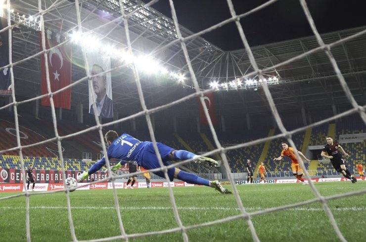 Süper Lig: Gençlerbirliği: 0 - Galatasaray: 1 (İlk yarı)