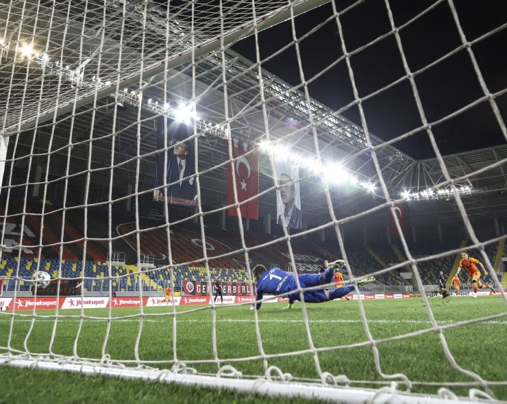 Süper Lig: Gençlerbirliği: 0 - Galatasaray: 1 (İlk yarı)