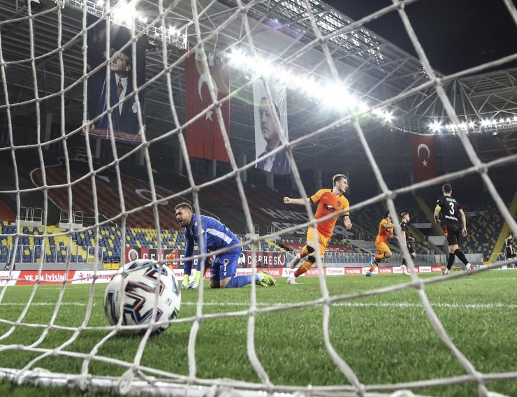 Süper Lig: Gençlerbirliği: 0 - Galatasaray: 1 (İlk yarı)