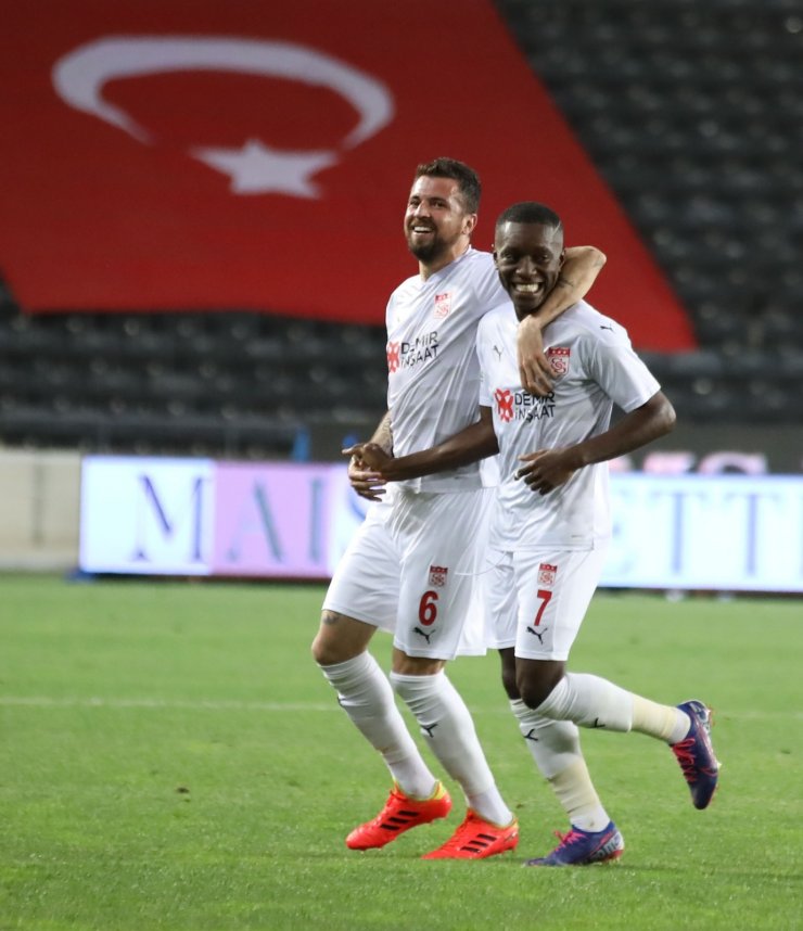 Max Gradel 10. golünü atmanın sevincini yaşadı
