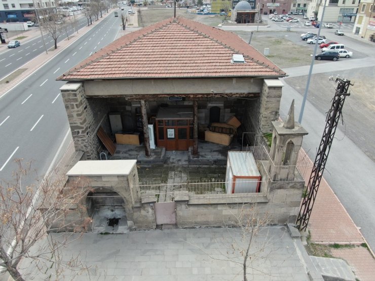 Tasmakıran Camii yıllara ve yeni yapılara meydan okuyor