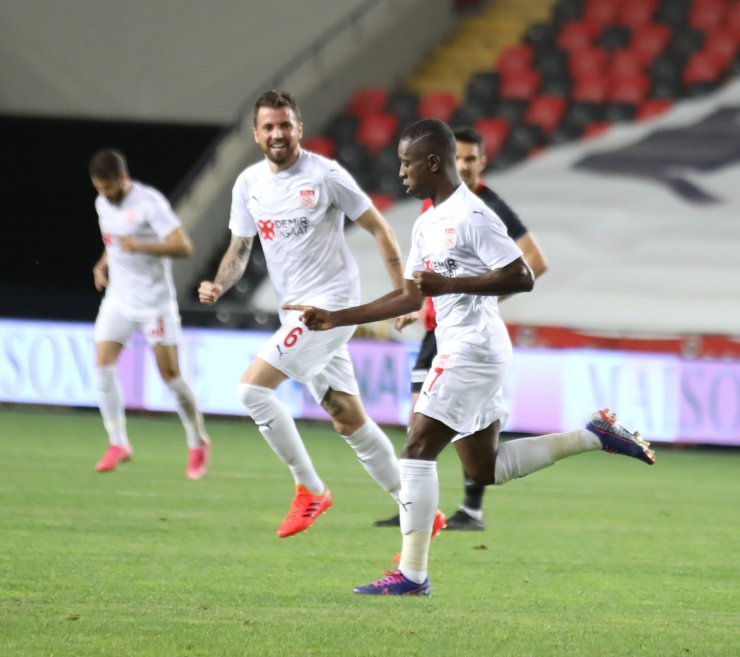 Max Gradel’den bir ilk!