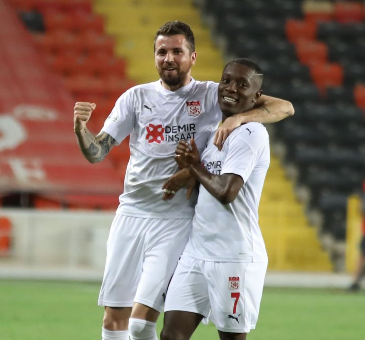 Max Gradel’den bir ilk!