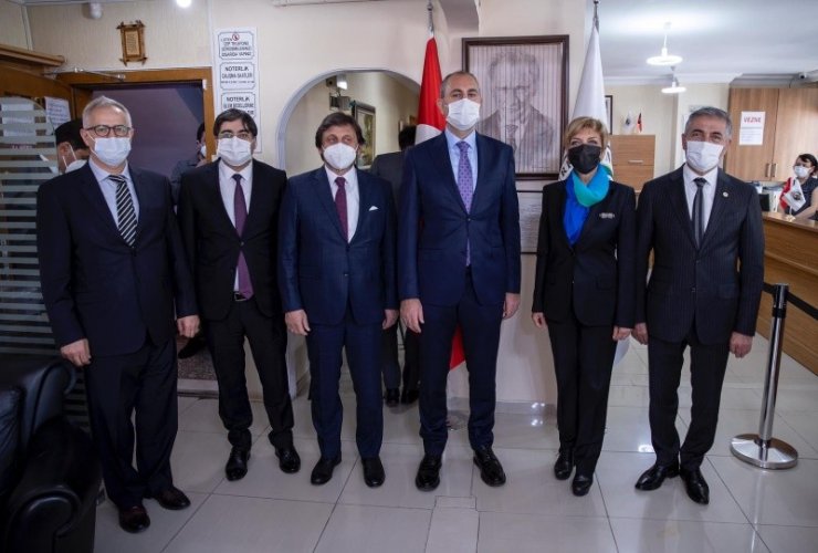 Bakan Gül noterler gününü kutladı