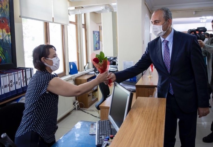 Bakan Gül noterler gününü kutladı