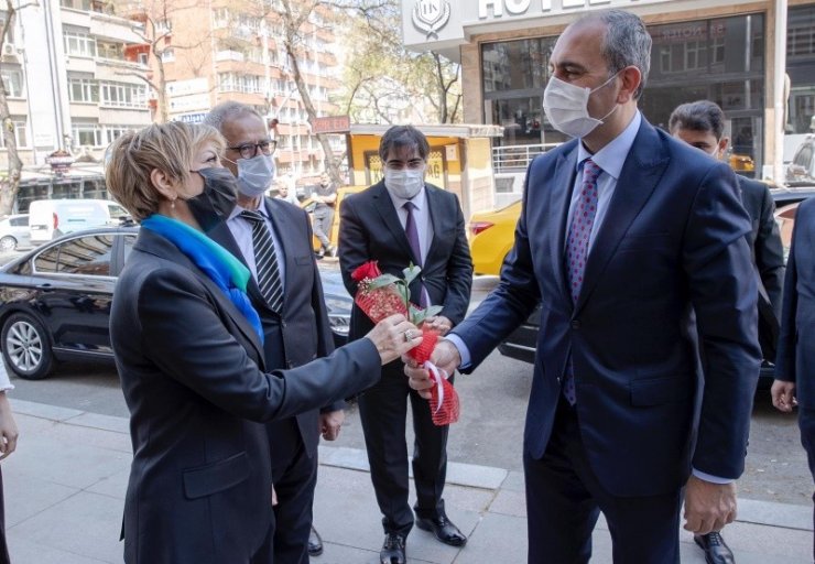 Bakan Gül noterler gününü kutladı