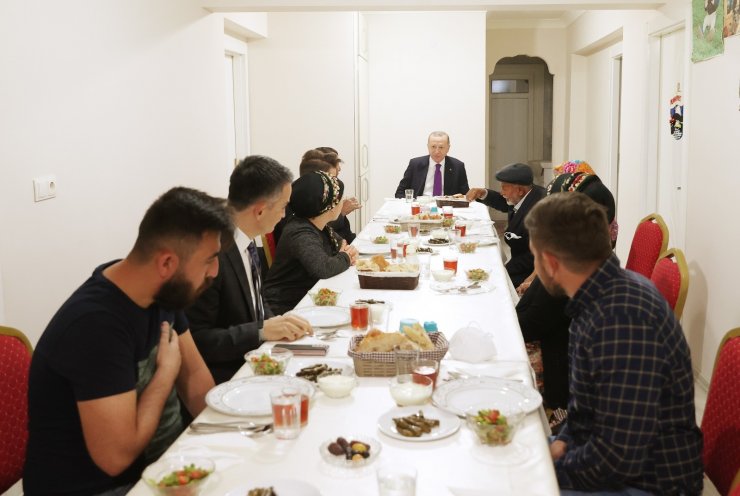 Cumhurbaşkanı Erdoğan, Ayaşlı çiftçi bir aileye iftarda misafir oldu