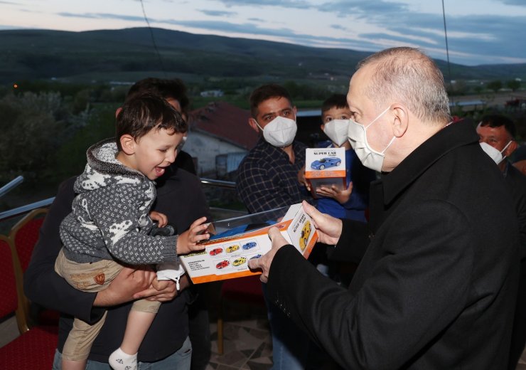 Cumhurbaşkanı Erdoğan, Ayaşlı çiftçi bir aileye iftarda misafir oldu