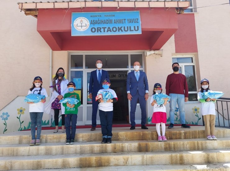 Deniz Kuvvetleri’nden minik öğrencilere hediye