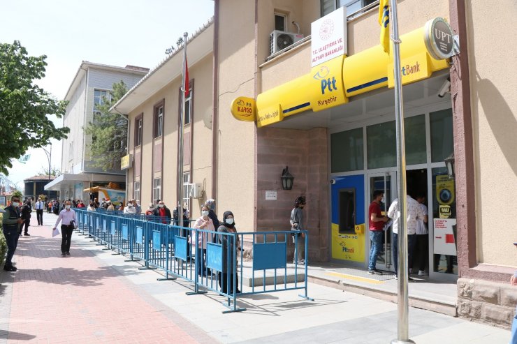 PTT önünde oluşan kuyrukta polisin şefkat eli