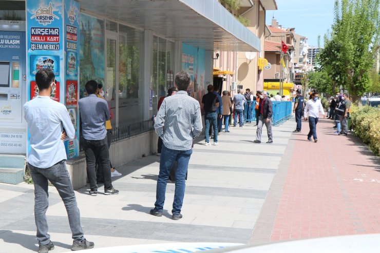 PTT önünde oluşan kuyrukta polisin şefkat eli