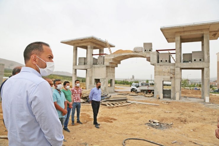Başkan Özdemir yeni mezarlıkta inceleme yaptı