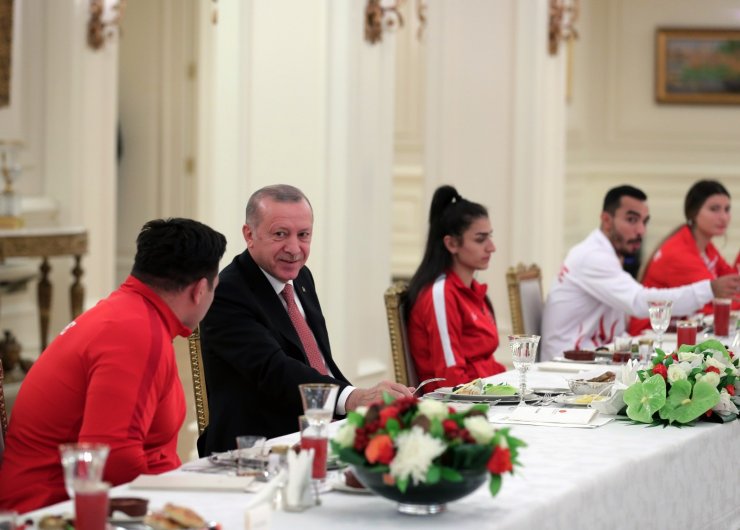 Cumhurbaşkanı Erdoğan, sporcularla iftar yaptı