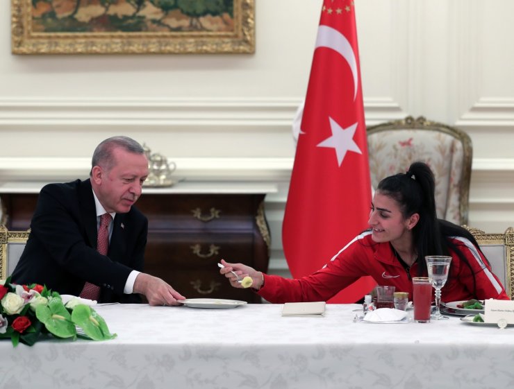 Cumhurbaşkanı Erdoğan, sporcularla iftar yaptı