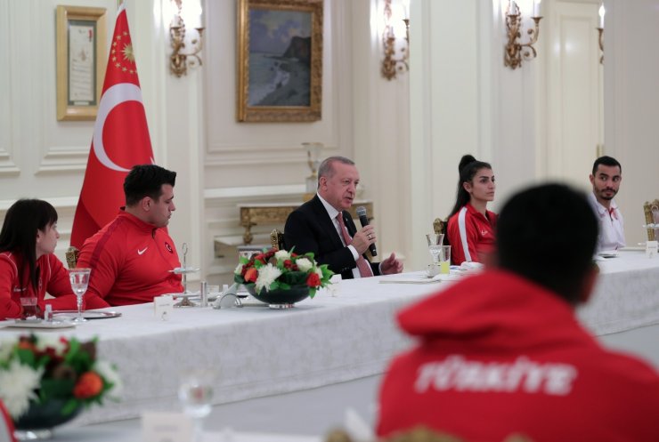 Cumhurbaşkanı Erdoğan, sporcularla iftar yaptı