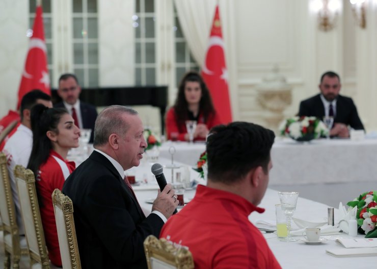 Cumhurbaşkanı Erdoğan, sporcularla iftar yaptı