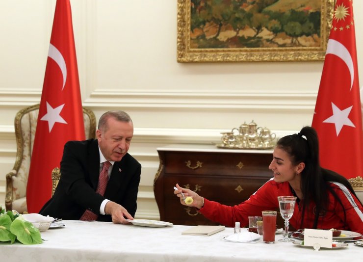 Cumhurbaşkanı Erdoğan, sporcularla iftar yaptı