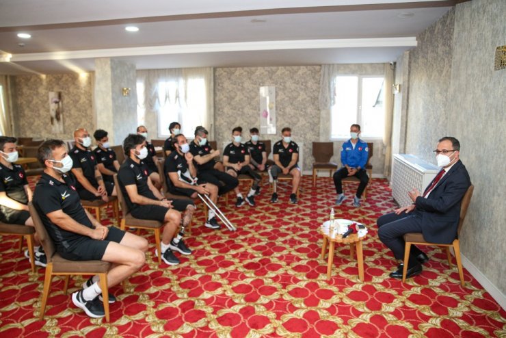 Bakan Kasapoğlu, Ampute Futbol Milli Takımı’nı ziyaret etti