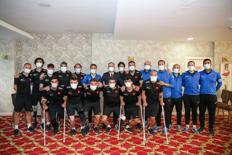 Bakan Kasapoğlu, Ampute Futbol Milli Takımı’nı ziyaret etti