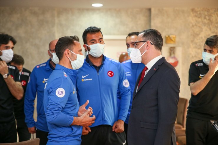 Bakan Kasapoğlu, Ampute Futbol Milli Takımı’nı ziyaret etti