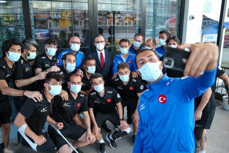 Bakan Kasapoğlu, Ampute Futbol Milli Takımı’nı ziyaret etti