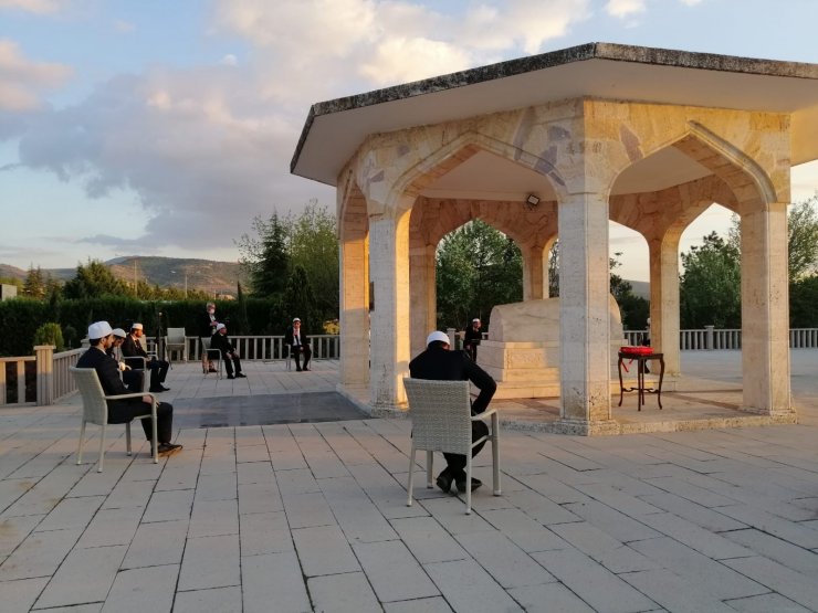 Yunus Emre kabri başında anıldı