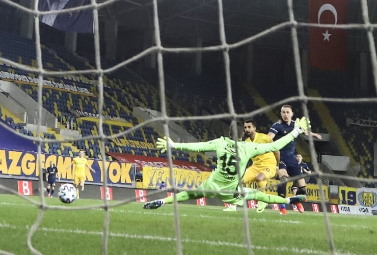 Süper Lig: MKE Ankaragücü: 1 - Fenerbahçe: 0 (Maç devam ediyor)