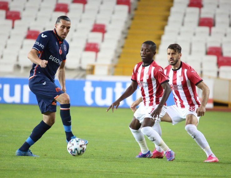 Süper Lig: D.G. Sivasspor: 0 - Başakşehir: 0 (İlk yarı)
