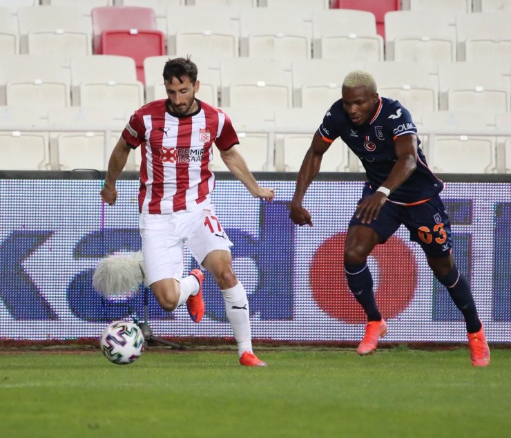 Süper Lig: D.G. Sivasspor: 0 - Başakşehir: 0 (İlk yarı)